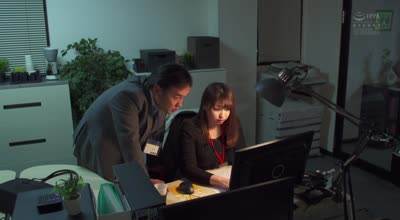 ADN-225被主編侵犯出快感的不貞人妻秋山祥子