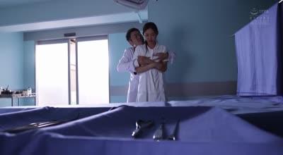 atid-377寂靜的夜晚護士長夏目彩春被住院的前男友幹到高潮